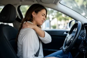 dolor entre los omóplatos al conducir
